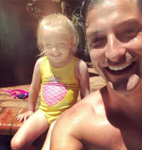 Daniel Lissing Instagram - Pool time with my very cute niece #summer #family Sydney, Australia