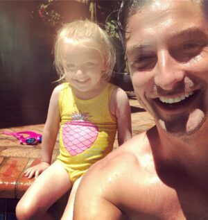 Daniel Lissing Instagram - Pool time with my very cute niece #summer #family