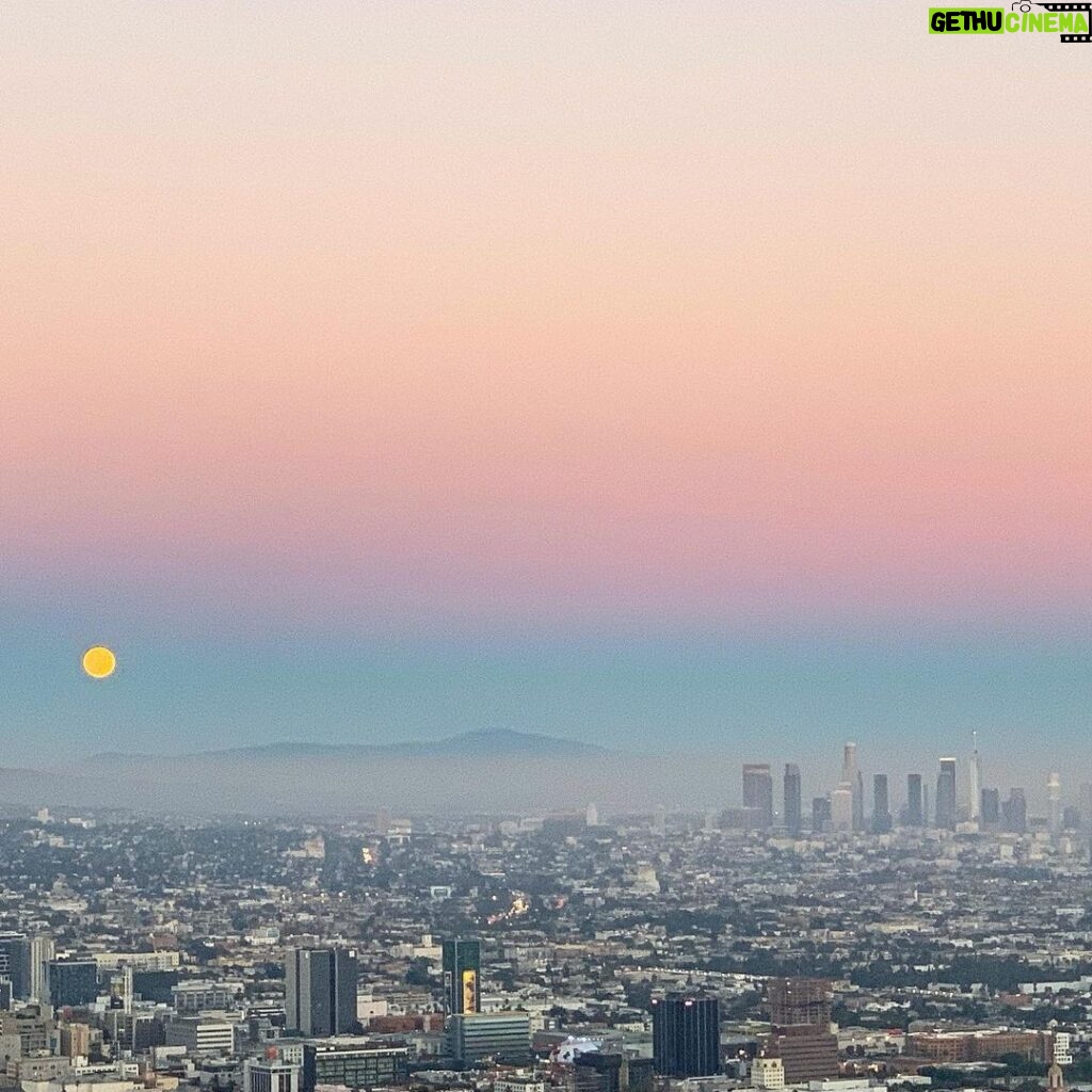 Daniel Lissing Instagram - Moon-rise. Sunset. 🌕☀️