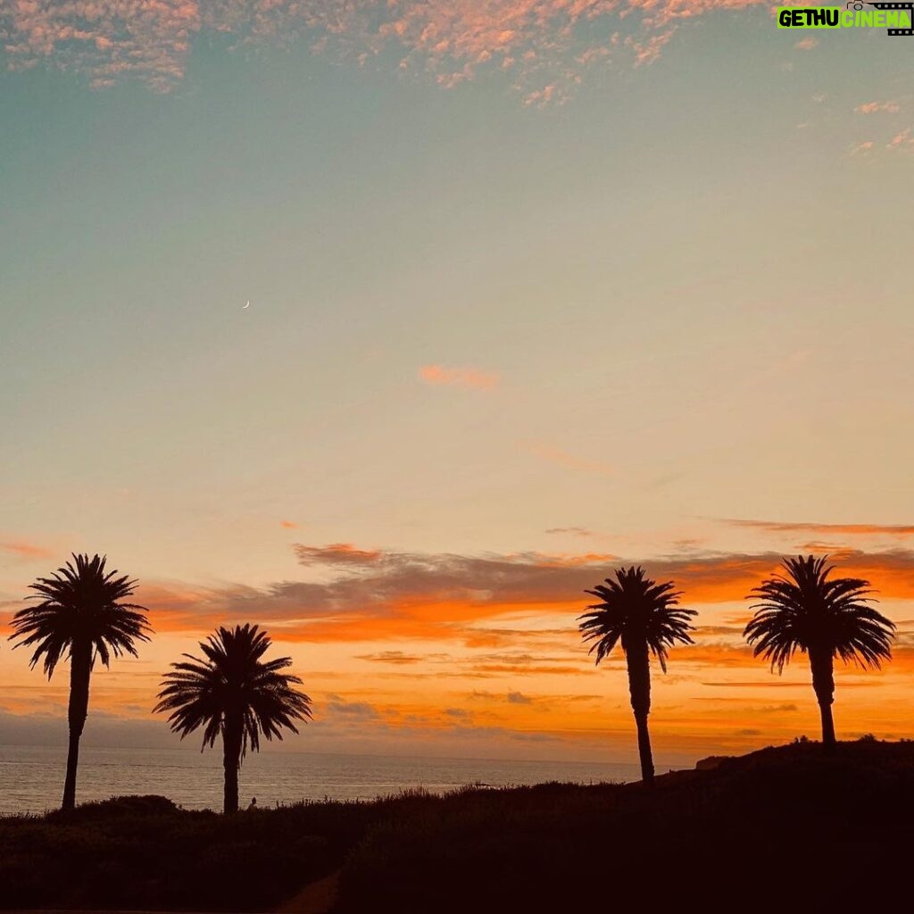 Daniel Lissing Instagram - Moon-rise. Sunset. 🌕☀