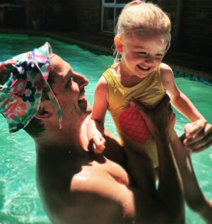 Daniel Lissing Instagram - Pool time with my very cute niece #summer #family