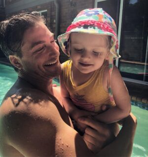 Daniel Lissing Instagram - Pool time with my very cute niece #summer #family
