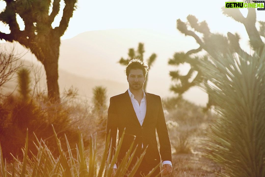 Daniel Lissing Instagram - Overdressed?? 🌵☀️