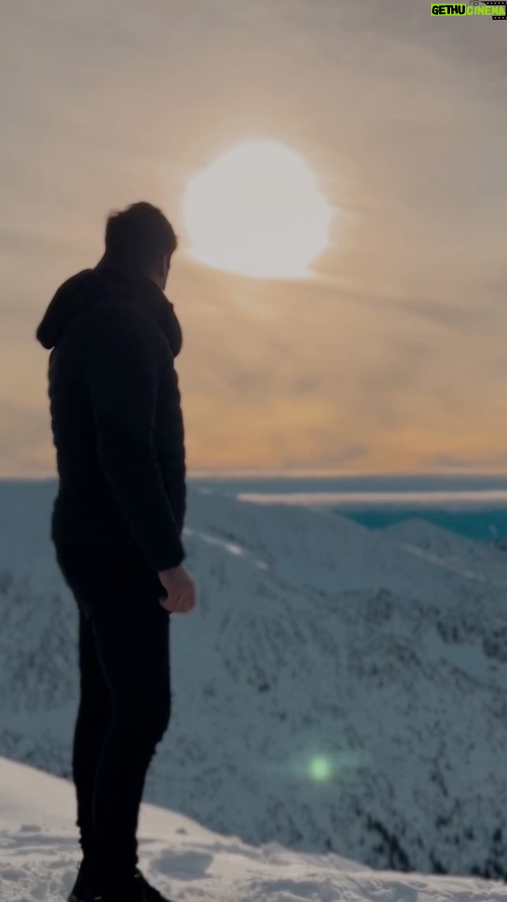 Daniel Lissing Instagram - The best views come after the hardest climb…
