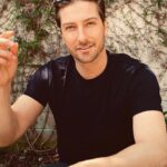 Daniel Lissing Instagram - ‘Sunnies or no sunnies, babe?’ ... . 📸: @jegdiva