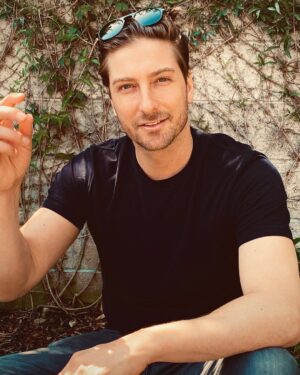 Daniel Lissing Instagram - ‘Sunnies or no sunnies, babe?’ ... 
.
📸: @jegdiva