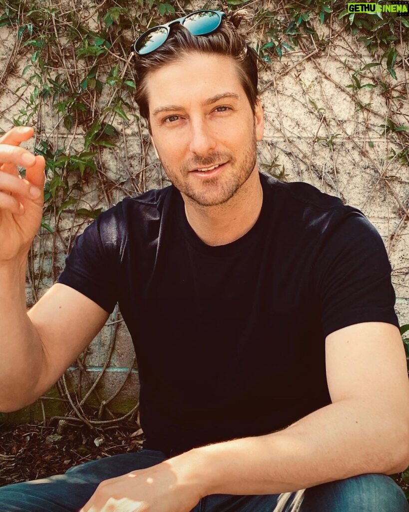 Daniel Lissing Instagram - ‘Sunnies or no sunnies, babe?’ ... . 📸: @jegdiva