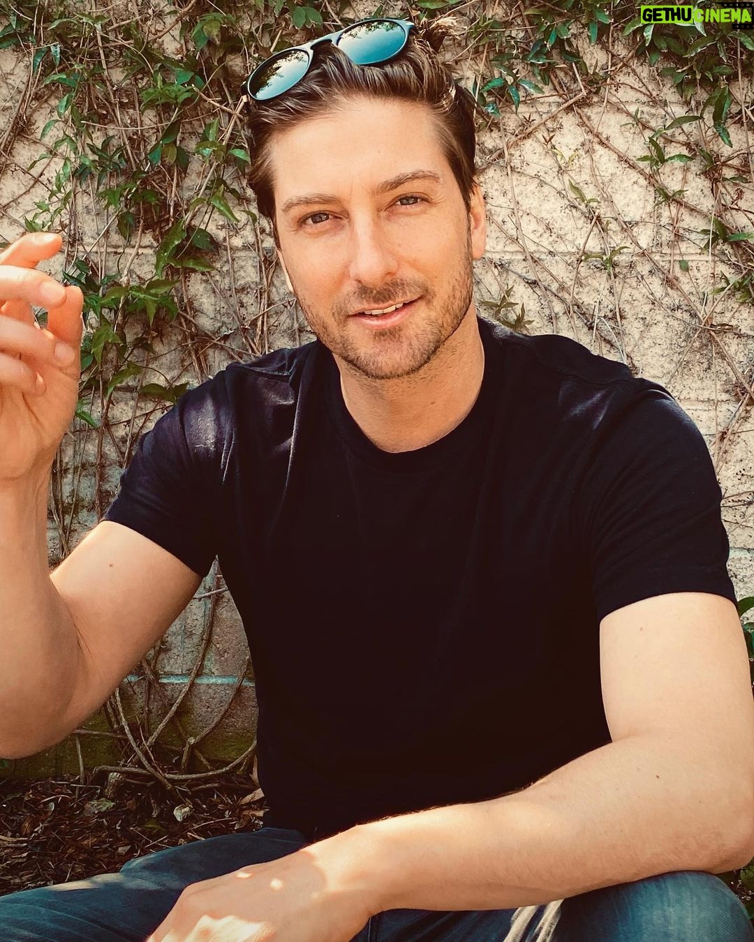 Daniel Lissing - 42.2K Likes - ‘Sunnies or no sunnies, babe?’ ...
.
📸: @jegdiva