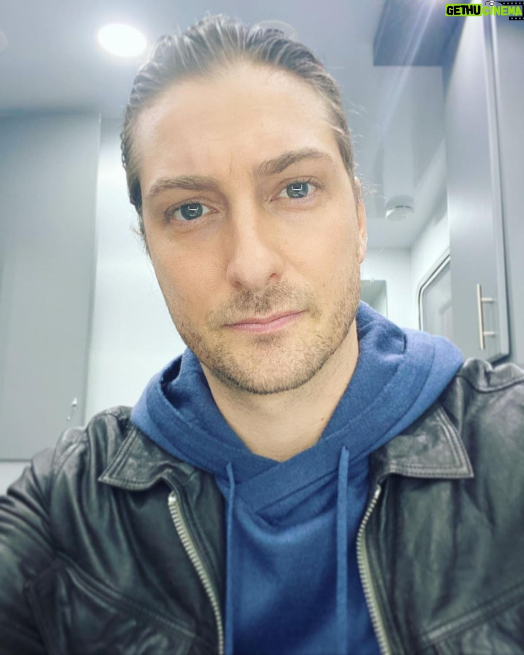 Daniel Lissing - 30.1K Likes - The standard trailer #selfie