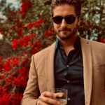 Daniel Lissing Instagram - I hope everyone is safe and healthy during this quarantine Easter weekend. Sending all my love. I’ve been in my sweats for a long while now... So we dressed up at home, had some cocktails and homemade pizza.. then decided to do a photo shoot. Just for fun and to feel a little normal. #quarantine #datenight 📸: @jegdiva #ofcourse