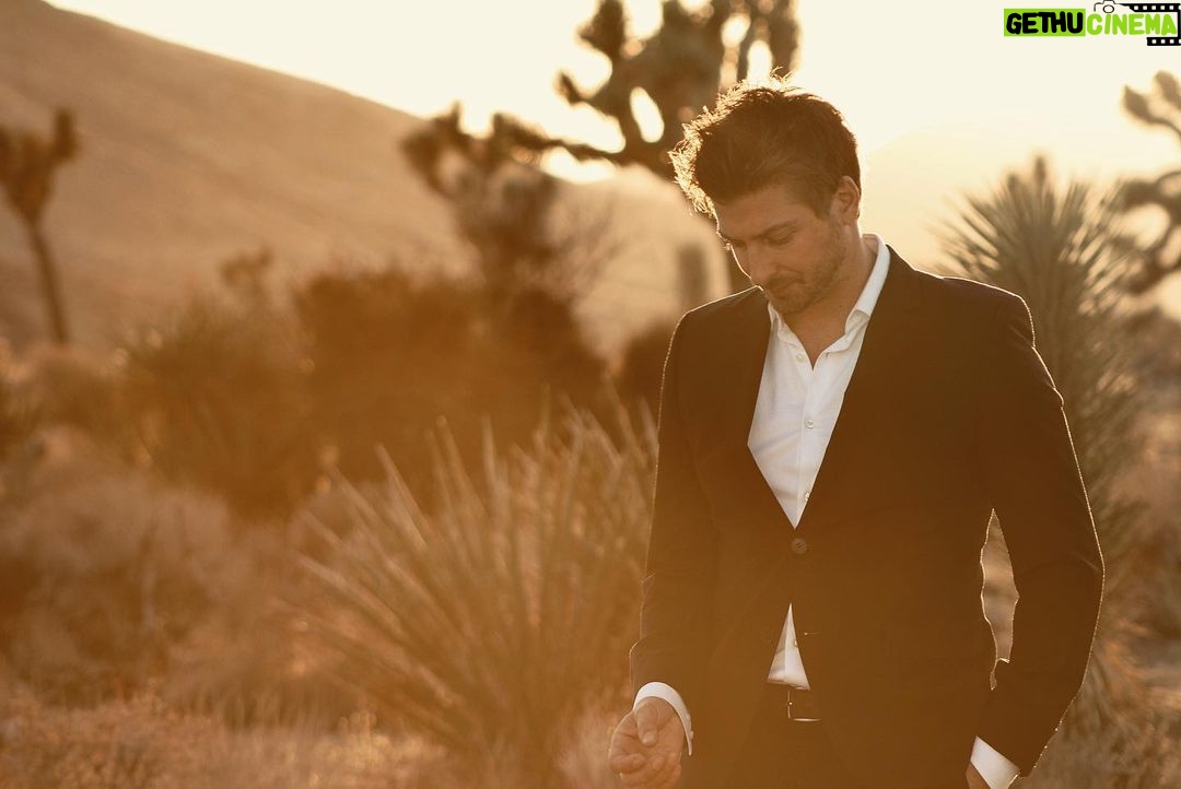 Daniel Lissing Instagram - Overdressed?? 🌵☀️