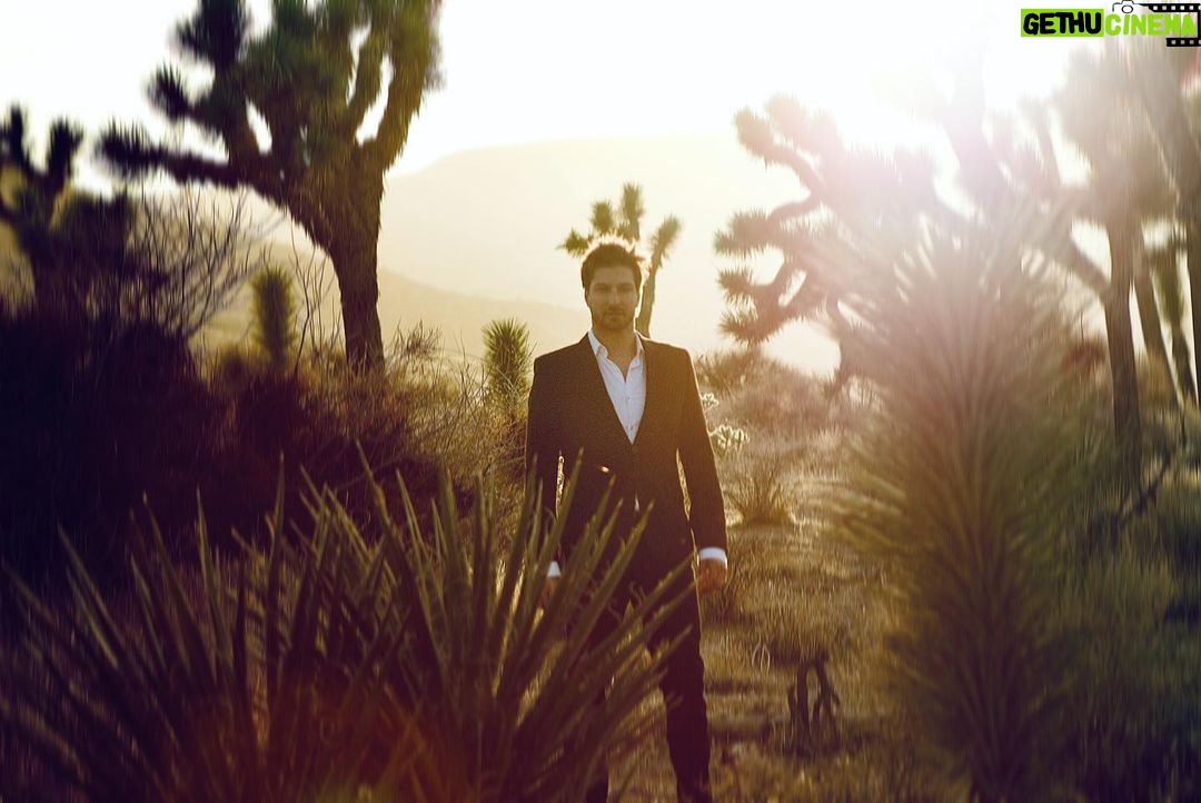 Daniel Lissing Instagram - Overdressed?? 🌵☀️