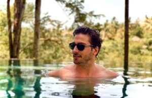 Daniel Lissing Instagram - Trying my very hardest to look #cool in #bali ☀️🙏🏼