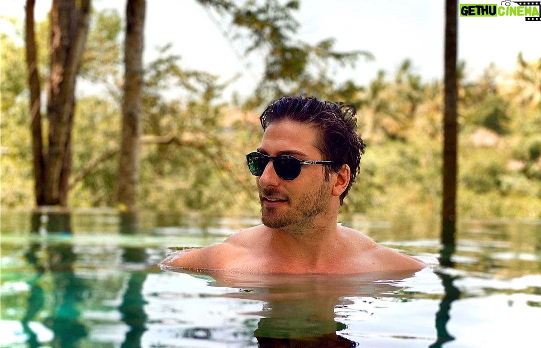 Daniel Lissing - 25.5K Likes - Trying my very hardest to look #cool in #bali ☀️🙏🏼