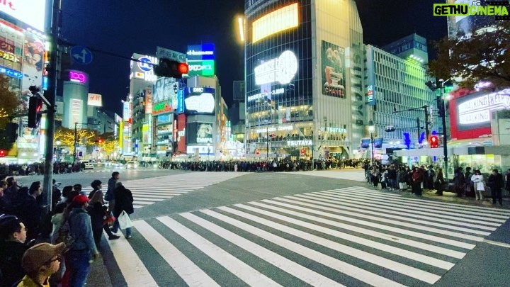 Daniel Lissing Instagram - Not your average street crossing. Shibuya handles approximately 2500 people everytime the light turns green. And about 2.4 MILLION people a day!!! #travel #japan Shibuya Crossing, Tokyo 渋谷区