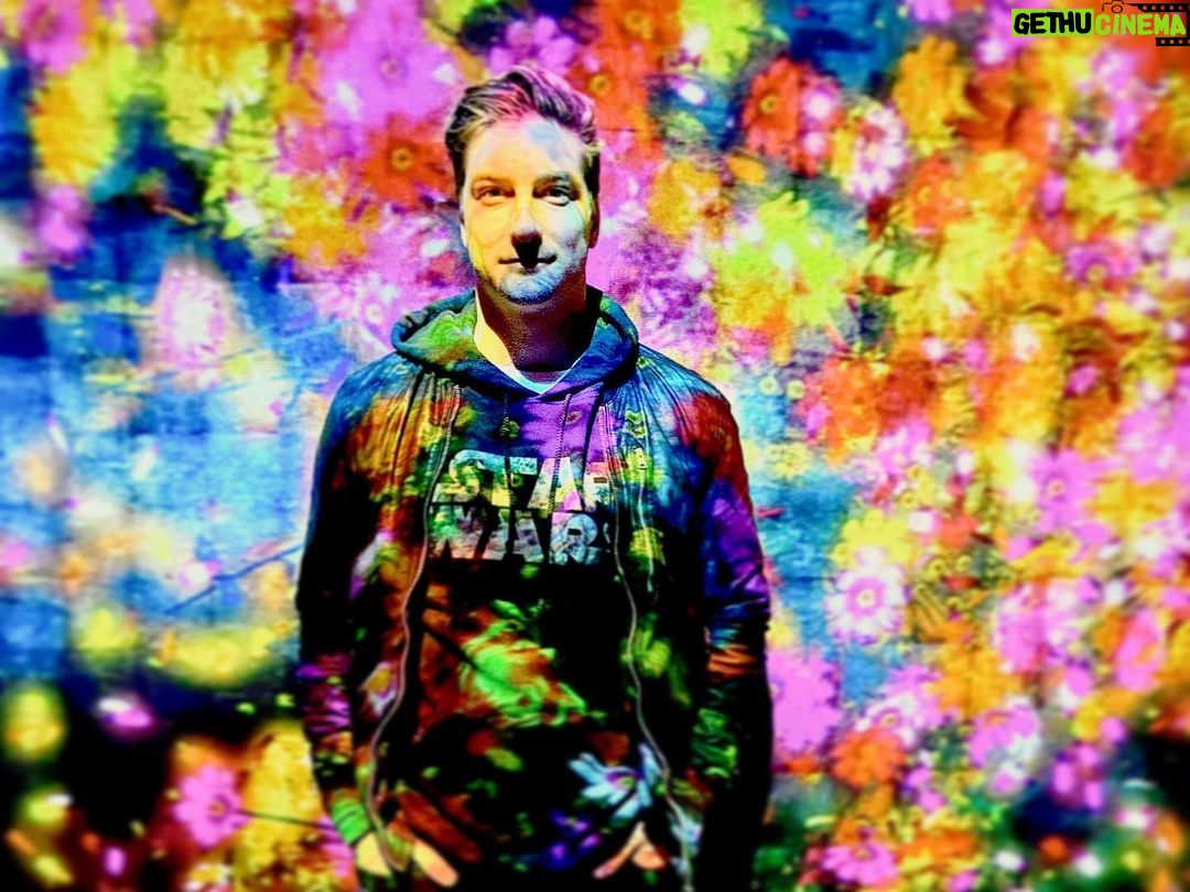 Daniel Lissing Instagram - The digital art museum in Tokyo!! #travel #japan πΈ: @jegdiva γγΌγ γ©γγγΌγγ¬γΉ