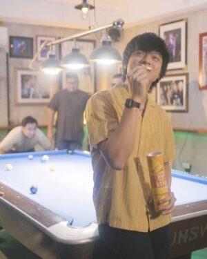 Daniel Padilla Instagram - Sa sobrang #DeliciouslyDistracting ng crunchtastic #LaysStax, preno muna sa laro! 🤣
@laysphilippine