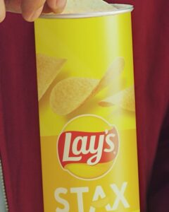 Daniel Padilla Instagram - Sa sobrang #DeliciouslyDistracting ng crunchtastic #LaysStax, preno muna sa laro! 🤣 @laysphilippine