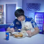 Daniel Padilla Instagram - Inaamin ko na. 'Pag chicken ang ulam, 'di ko mapigilang isabaw ang gravy sa kanin! Ginagawa niyo rin ba ito? Mas masarap kasi talaga ang kainan pag walang hiyaan at syempre pag may kasamang Pepsi! #AtHomeSaPepsi Check out our new TVC sa @pepsiphilippines official pages.