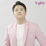Daniel Padilla Instagram - May regalo na ba kayo para sa inyong mga minamahal ngayong Pasko?🎁🎄 Share the glow this Holiday season with LOVE k-glow's gift bundles and collect my limited edition holographic Holiday photocards found in each set 🎅✨ Follow @lovekglowofficial for more promo updates and shop through the link in their bio 🛒💨 Mali-GLOWING PASKO!🎁🎄🎅✨ #LovekGlow #Whitensin5Days
