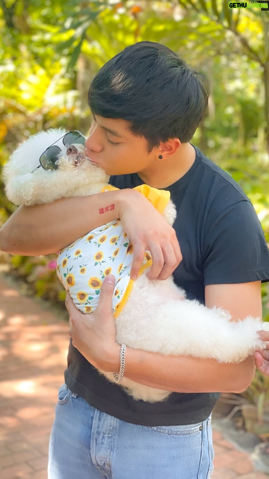 Daniel Padilla - 270.4K Likes - I have very clingy parents. 🤷🏽♀️ 💛