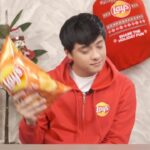 Daniel Padilla Instagram - Nakaka-miss mangaroling ngayong Pasko ‘no? Ma-try nga mangaroling gamit Lay’s chips 😁 I’ll pick 5 commenters who can guess the carol correctly to Share the Holiday spirit with and they’ll be receiving Lay’s gift sacks! Winners will be announced on December 9 on @bernardokath’s page kaya comment na to join! @laysphilippines!