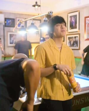 Daniel Padilla Instagram - Sa sobrang #DeliciouslyDistracting ng crunchtastic #LaysStax, preno muna sa laro! 🤣
@laysphilippine