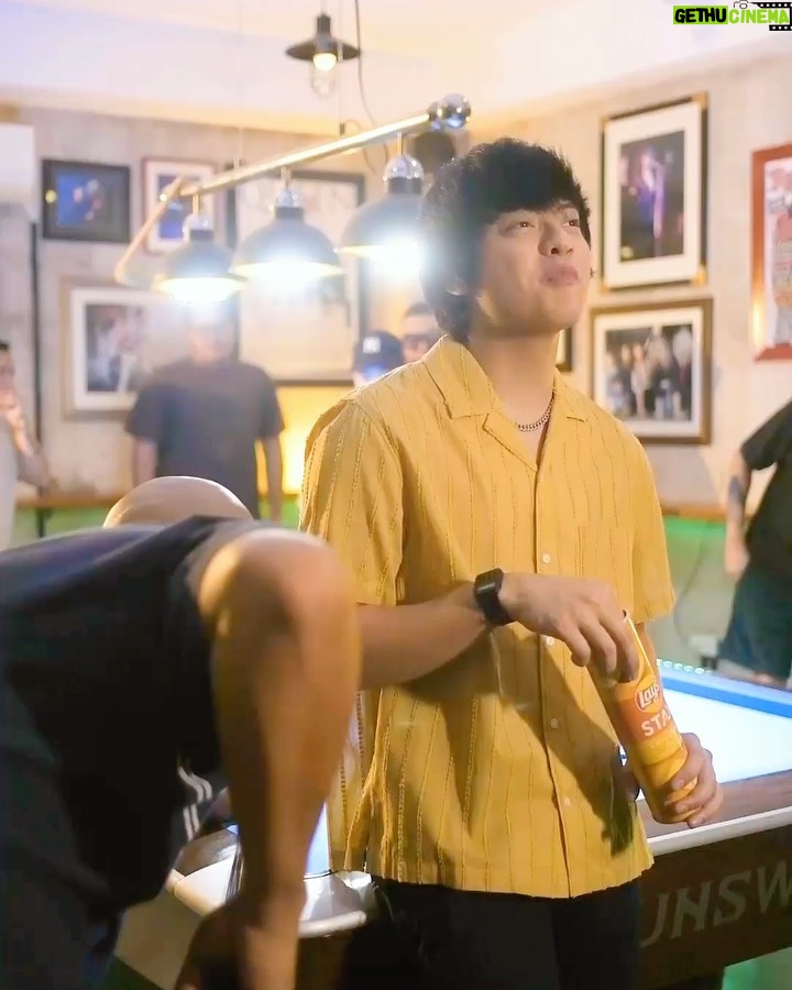 Daniel Padilla Instagram - Sa sobrang #DeliciouslyDistracting ng crunchtastic #LaysStax, preno muna sa laro! 🤣 @laysphilippine