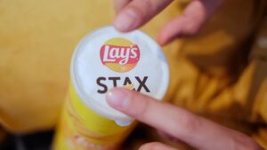 Daniel Padilla Instagram - Don’t talk when your mouth is full. 😜
Watch this video and get a chance to win Lay’s products! 👌

Gawing mas merry ang Christmas kasama ang Lay’s!  #LaysDeliciouslyDistracting
@laysphilippines