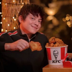 Daniel Padilla Instagram - 'Tis the SZN for sharing! Colonel up and get our KFC Christmas Bucket meal this holiday season! 🍗🎁

#KFCChristmasBucketMeal #KFCBucketSZN