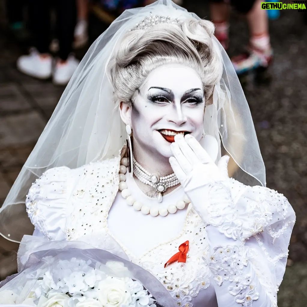 Daniel Wallace Instagram - Blushing(u =u) bride Snapped by @miriam_photographer_dj walking for @georgehousetrust @manchesterpride #uequalsu #undetectable #undetectableequalsuntransmittable #manchesterqueens #georgehousetrust #Manchesterpride Manchester, United Kingdom