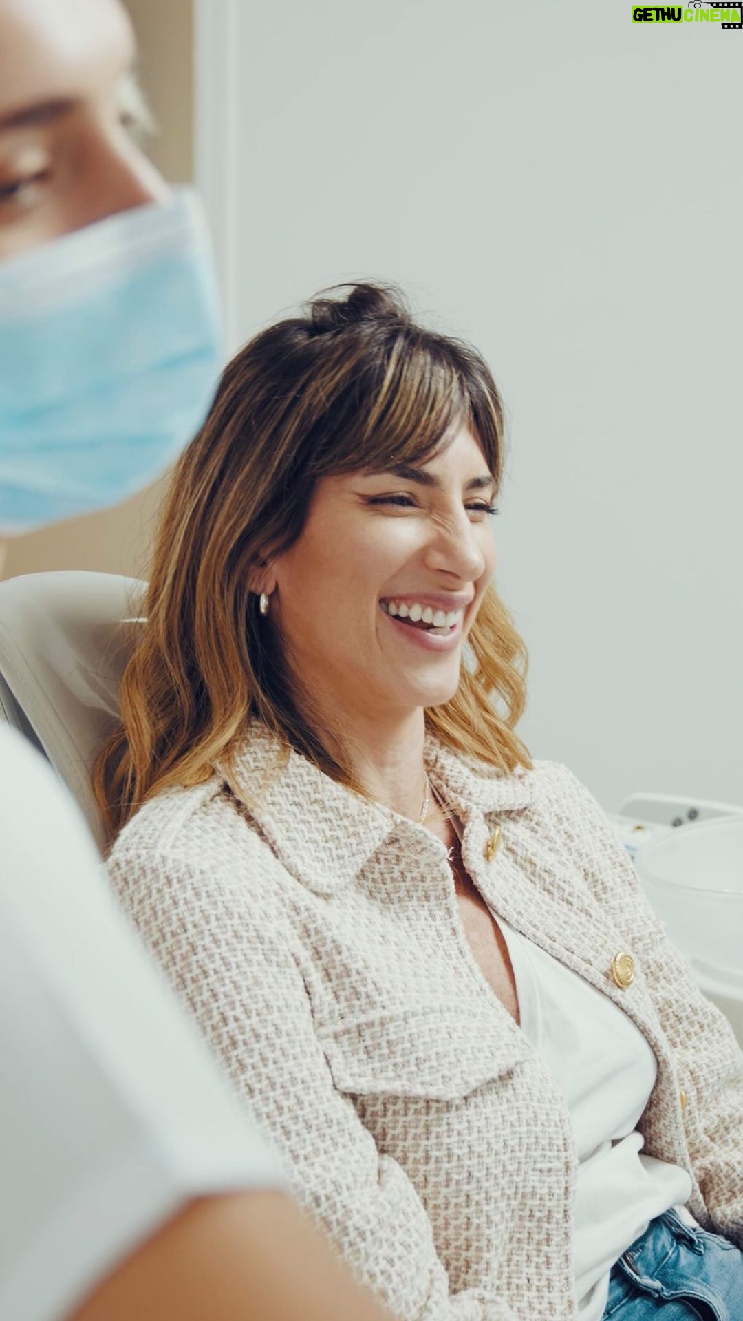 Daniela Pantano - 3.5K Likes - 🤔¿KeepSmiling interfiere en el habla?
@daniela_pantano en su visita para recambio de alineadores en @wesmile.ar nos cuenta su experiencia como actriz usando los alineadores invisibles KeepSmiling 😉
“Realmente no se escucha la voz distinta ni interfieren en alguna interpretación”
¡Animate al cambio vos también! Sonreí con nosotros😁
#aligners #smile #ortodonciainvisible #alineadoresinvisibles #ortodoncista#alineadorestransparentes#alineadoreskeepsmiling