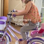 Daniela Pantano Instagram - 🚲💕mi primera bici 🚲💕 No les explico lo feliz que está Ambar con su bici . Además de ser hermosa lo increíble es que se subió y enseguida empezó a andar ! Cómo si supiera . Gracias @rainbowcompania por acompañarnos en estos momentos tan hermosos e inolvidables de nuestros hijos ❤️💕🩷 Recuerden que con mi código “DANI10” tienen un 10% de desc en toda la tienda de @rainbowcompania