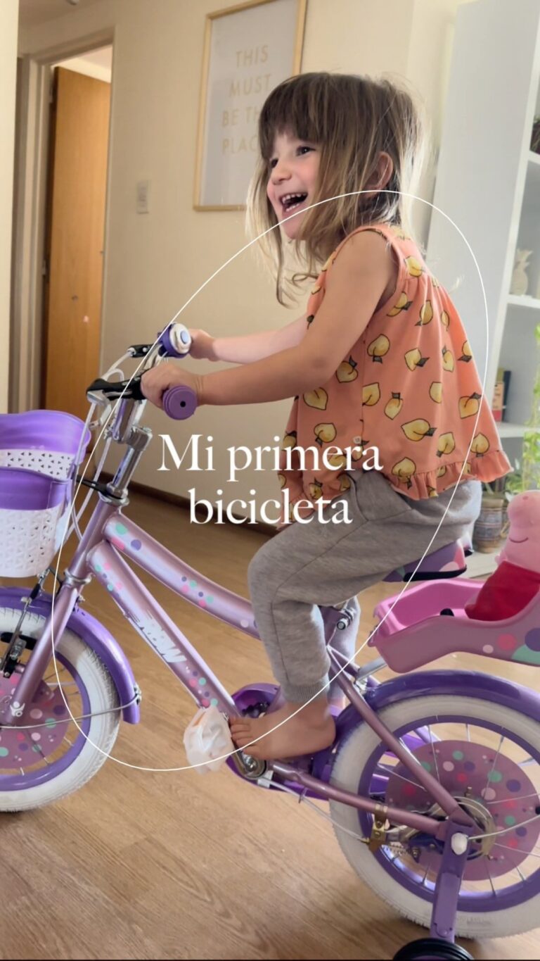 Daniela Pantano Instagram - 🚲💕mi primera bici 🚲💕 No les explico lo feliz que está Ambar con su bici . Además de ser hermosa lo increíble es que se subió y enseguida empezó a andar ! Cómo si supiera . Gracias @rainbowcompania por acompañarnos en estos momentos tan hermosos e inolvidables de nuestros hijos ❤️💕🩷 Recuerden que con mi código “DANI10” tienen un 10% de desc en toda la tienda de @rainbowcompania