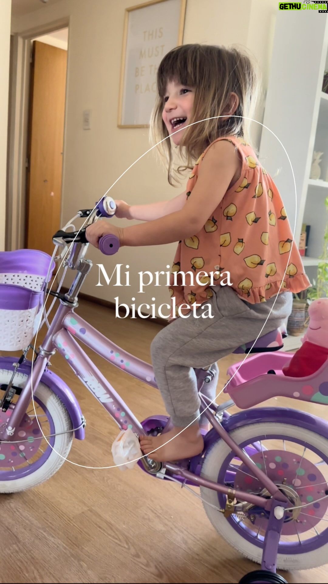 Daniela Pantano - 3.7K Likes - 🚲💕mi primera bici 🚲💕
No les explico lo feliz que está Ambar con su bici . Además de ser hermosa lo increíble es que se subió y enseguida empezó a andar ! Cómo si supiera . Gracias @rainbowcompania por acompañarnos en estos momentos tan hermosos e inolvidables de nuestros hijos ❤️💕🩷
Recuerden que con mi código “DANI10” tienen un 10% de desc en toda la tienda de @rainbowcompania