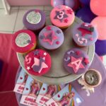 Daniela Pantano Instagram - 💕Felices 3 añitos mi princesa hermosa !! 💕 Ayer pasamos un día hermoso ! 💫 Ambar fue muy muy feliz en el festejo de su cumple ✨💜 Gracias a todos los que hicieron posible este festejo 💕❤️ Deco @oruga.ar Animación @cuakanimaciones Mobiliario @lucero_mobiliario_para_eventos Maquillaje artístico @glittergreen_ Torta @tortasart Piñata @pinataslove.ok Disfraces @disfraces.silvina Cupcakes @chocolate.chocopop Pizarras/ souvenirs @chi.ba.ta Libritos / souvenirs @lacajitadepandoraok Golosinas @golosinastembleke Cumpleaños Feliz