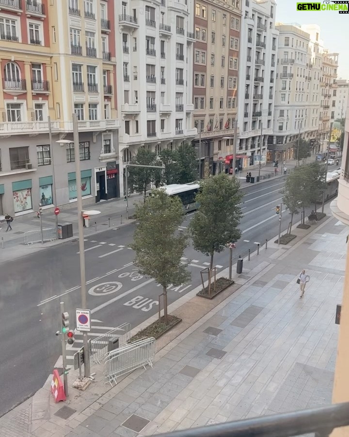 Daniela Pantano - 3.6K Likes - Que hermoso recibimiento Madrid! ❤️✈️🇪🇸
Amo esta ciudad. Se vienen proyectos artísticos y nuevas aventuras… 💪
1. foto turista aunque sea la vez mil que vengo 😂
2. Habitación del hotel ❤️
3. Foto en el baño que hace señora ? 😂
4. Este arroz el mejor que comi en toda mi vida , obvio luego boca y lengua teñida pero quien nos quita lo bailado
5. Gran vía vacía
6. Kraftwerk teatro real
7. Más de Kraftwerk
#madrid #actress