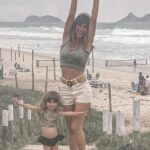 Daniela Pantano Instagram - Viajes especiales si los hay ❤️ Madre engripada todo el viaje ( aun así pudo correr su media maraton ) 💪💪 Así que claramente no pudimos disfrutar como lo esperábamos pero fue todo un aprendizaje y los viajes son una lotería . Ya sea por el clima , por algún imprevisto o lo q sea q suceda . El tema es q como nos tomamos las cosas no? 🩷 Gracias @assist365ok por ayudarnos y estar atentos ❤️🩷 #riodejaneiro #brasil #barradatijuca Copacabana, Rio de Janeiro