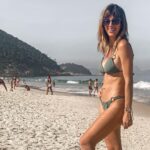 Daniela Pantano Instagram – 🌞🌴 Río eu te amo 🌴🌞
Miren todo el carrousel no tiene desperdicio

1 y 2 yo haciéndome la@modela 
4 con mi princesa enterrada en la arena 
5 ambar posando como yo 😂😂
6 yo gritándole a mi madre que tiene menos de fotógrafa … 

#daniela pantano #riodejaneiro #copacabana #brasil Copacabana, Rio de Janeiro