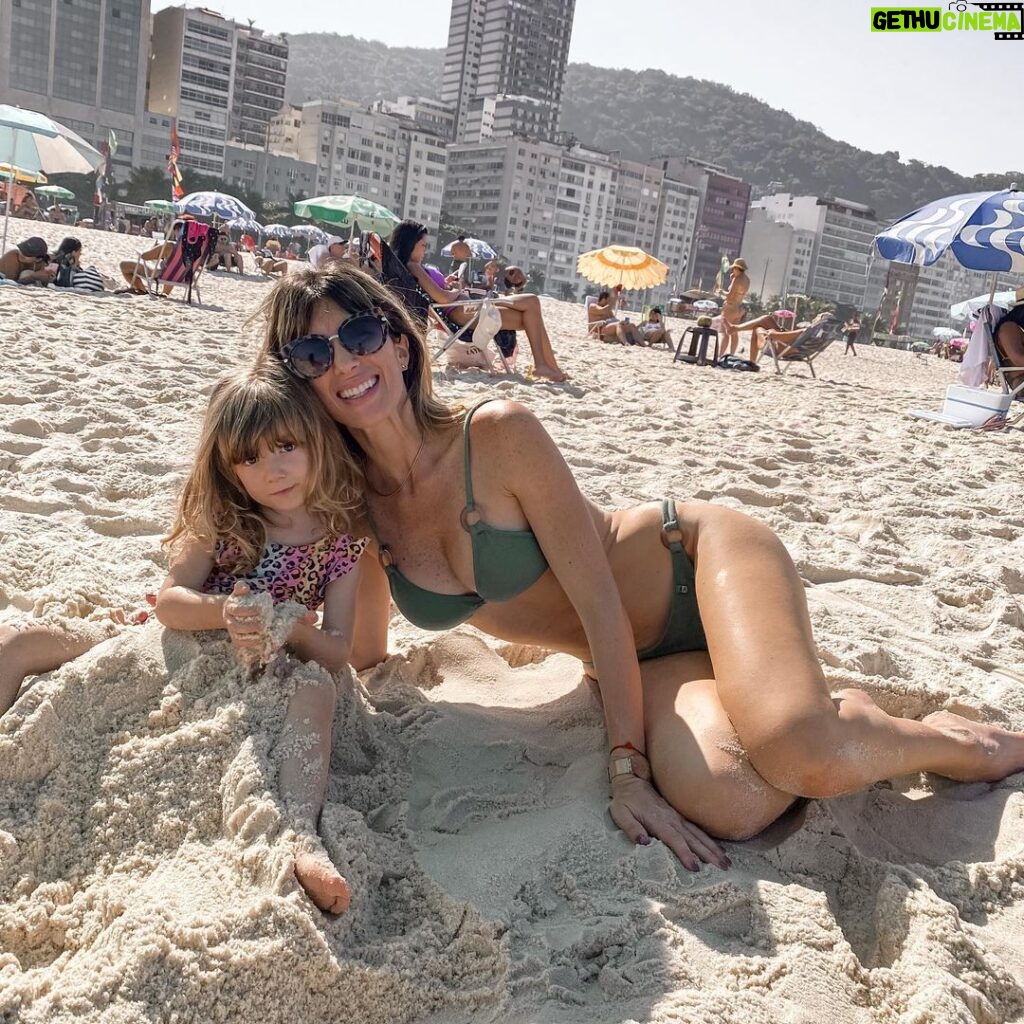 Daniela Pantano Instagram - 🌞🌴 Río eu te amo 🌴🌞 Miren todo el carrousel no tiene desperdicio 1 y 2 yo haciéndome la@modela 4 con mi princesa enterrada en la arena 5 ambar posando como yo 😂😂 6 yo gritándole a mi madre que tiene menos de fotógrafa … #daniela pantano #riodejaneiro #copacabana #brasil Copacabana, Rio de Janeiro