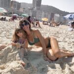 Daniela Pantano Instagram – 🌞🌴 Río eu te amo 🌴🌞
Miren todo el carrousel no tiene desperdicio

1 y 2 yo haciéndome la@modela 
4 con mi princesa enterrada en la arena 
5 ambar posando como yo 😂😂
6 yo gritándole a mi madre que tiene menos de fotógrafa … 

#daniela pantano #riodejaneiro #copacabana #brasil Copacabana, Rio de Janeiro