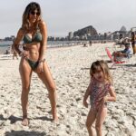Daniela Pantano Instagram – 🌞🌴 Río eu te amo 🌴🌞
Miren todo el carrousel no tiene desperdicio

1 y 2 yo haciéndome la@modela 
4 con mi princesa enterrada en la arena 
5 ambar posando como yo 😂😂
6 yo gritándole a mi madre que tiene menos de fotógrafa … 

#daniela pantano #riodejaneiro #copacabana #brasil Copacabana, Rio de Janeiro
