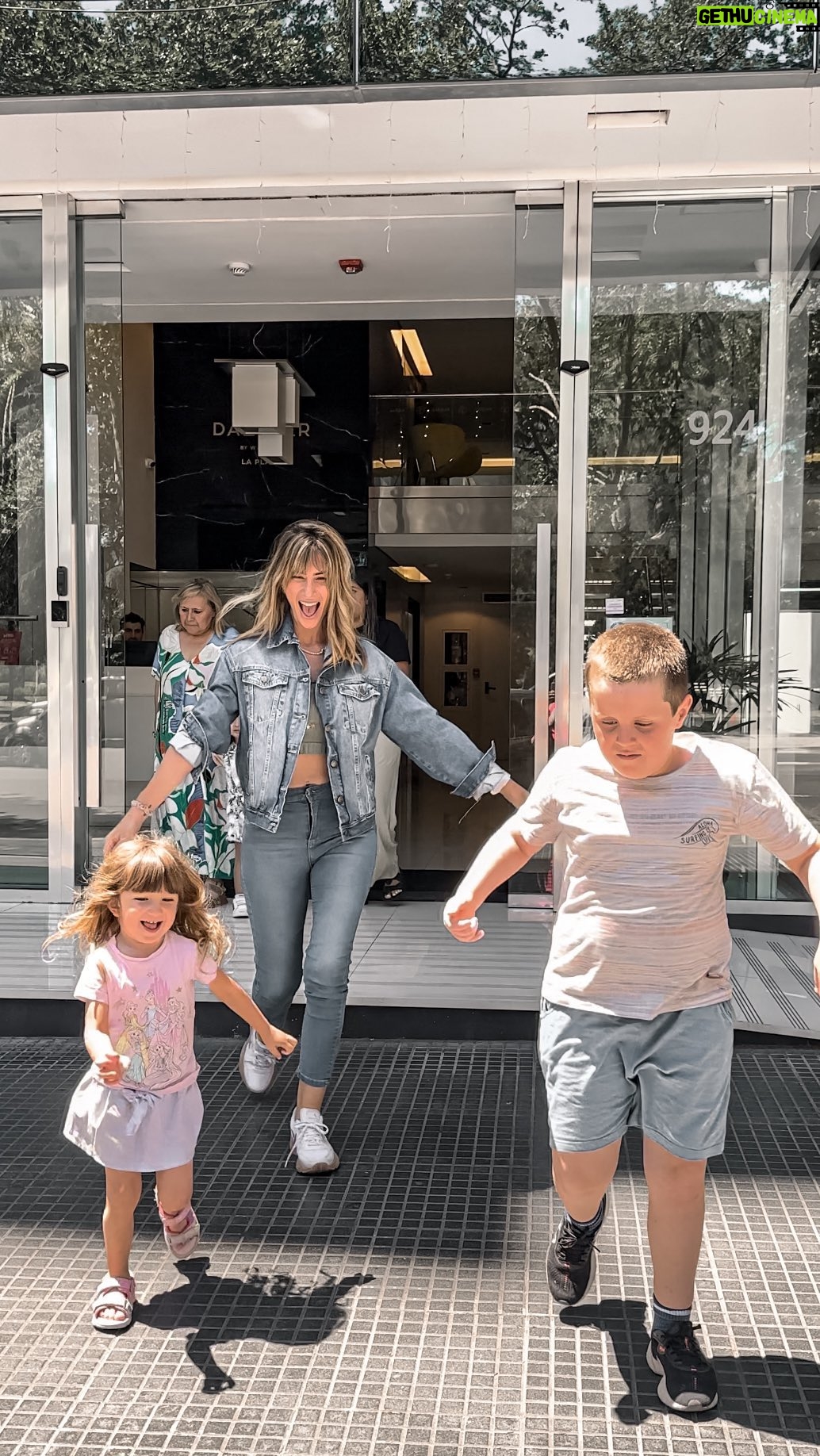Daniela Pantano Instagram - 💜Finde en Familia 💜 Fuimos a conocer el @dazzlerlaplata y nos encantó ! La vista es espectacular y está cerca de varios lugares para hacer planes con los chicos ! SUper recomendado para un finde diferente en familia ❤️💜🩷 Dazzler by Wyndham La Plata