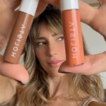 Daniela Pantano Instagram - ✨Make up no make up ✨ Amo @holistaskin maquillaje súper natural practico y fácil todo lo que a mi me gusta 💕❤️ Ideal para las mamis 😅 maquillaje express en dos minutos ❤️ @holistaskin es : ✅Skincare mas make up ✅ se usa en labios mejillas y en ojos ✅vegan , clean y cruelty free ✅súper fáciles de usar Yo use el bronzer y el Salmon Pink en mejillas y labios ❤️