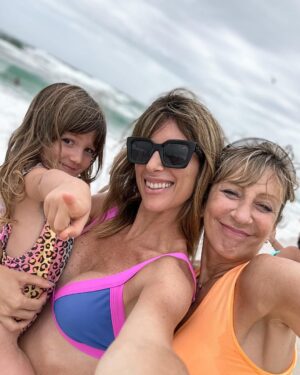 Daniela Pantano Instagram - Feliz cumple a la mujer de mi vida ❤️ a la mamá y abuela más amorosa , divertida y más especial que puede haber .
Te amo con toda mi vida , te admiro profundamente por tu resiliencia por tus convicciones y tus valores . 
Qué felicidad que Ambar tenga esta abuelita !!!! Te amamos ❤️❤️❤️ @pato_runner