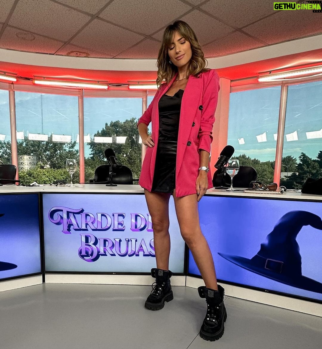 Daniela Pantano Instagram - Looks de esta semana 馃敟 para @tardedebrujasok 馃幀馃摵 por @canalnetar Cual les gust贸 m谩s ??? Gracias @bravashops @dizavatti_ @boon.oficial por acompa帽arme 鉂わ笍馃┒ Canal Net TV