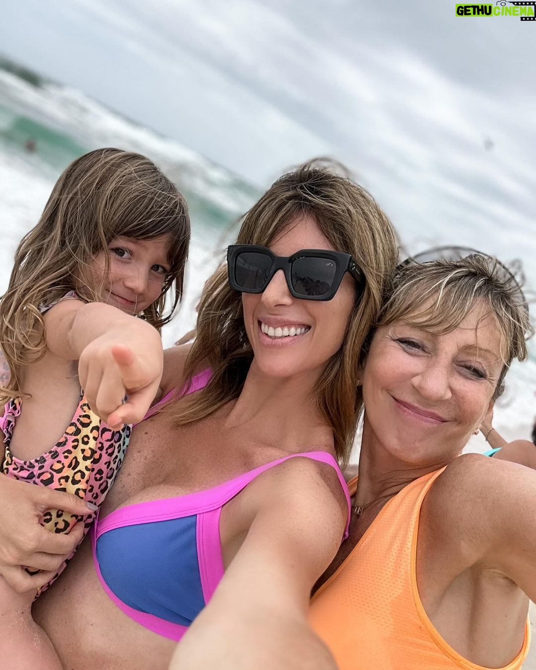 Daniela Pantano Instagram - ✨ RECAP de mi 2023❤️✨ Con mi hija hermosa, mi mamá la mujer de mi vida , mi amiga incondicional @nati.perea y perdón no se pongan celosas ni celosos pero capítulo aparte para el hombre de mis sueños @juanmazzon te amo amor mío!! Y si amo la cursilería 😂