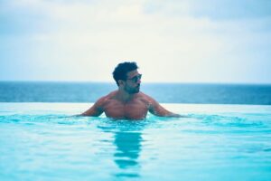 Daniele Rizzo Instagram - Das obligatorisch Pool Fotoshooting von @patrickdollmann 🤪
nach #drehschluss 
#italien #portofino #geheimgeheim 
#zdf #water