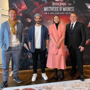 Daniele Rizzo Instagram - Morgen 04.Mai startet endlich #doctorstrangeinthemultiverseofmadness im Kino!!! Und nur im Kino! BITTE NICHTS SPOILERN!!
Danke an @disneydeutschland  das wir vorab mit Wanda & Doc Strange schnacken konnten - mein Impro-Interview im Kostüm ist auch unterwegs zu euch aus einem anderen Universum!
#elizabetholsen #benedictcumberbatch #samraimi @doctorstrangeofficial @marvel_de #multiversum