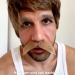 Daniele Rizzo Instagram - Wir präsentieren: Unterhemd-Andi! Er ist Athlet, Experte und Anlageberater. Doppelhaushälften sind seine Expertise – mit diesen nervig neuen Nachbar*innen aus der Großstadt hat er jetzt aber nicht gerechnet. Warum beide Familien trotzdem irgendwie sympathisch sind, findet Ihr in der Comedy-Serie #Doppelhaushälfte heraus – alle Folgen gibt's in der #ZDFmediathek! #neoriginal #ComedySeries